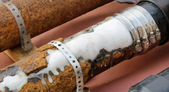 Localized pipe repair surrounded by deteriorated cast iron